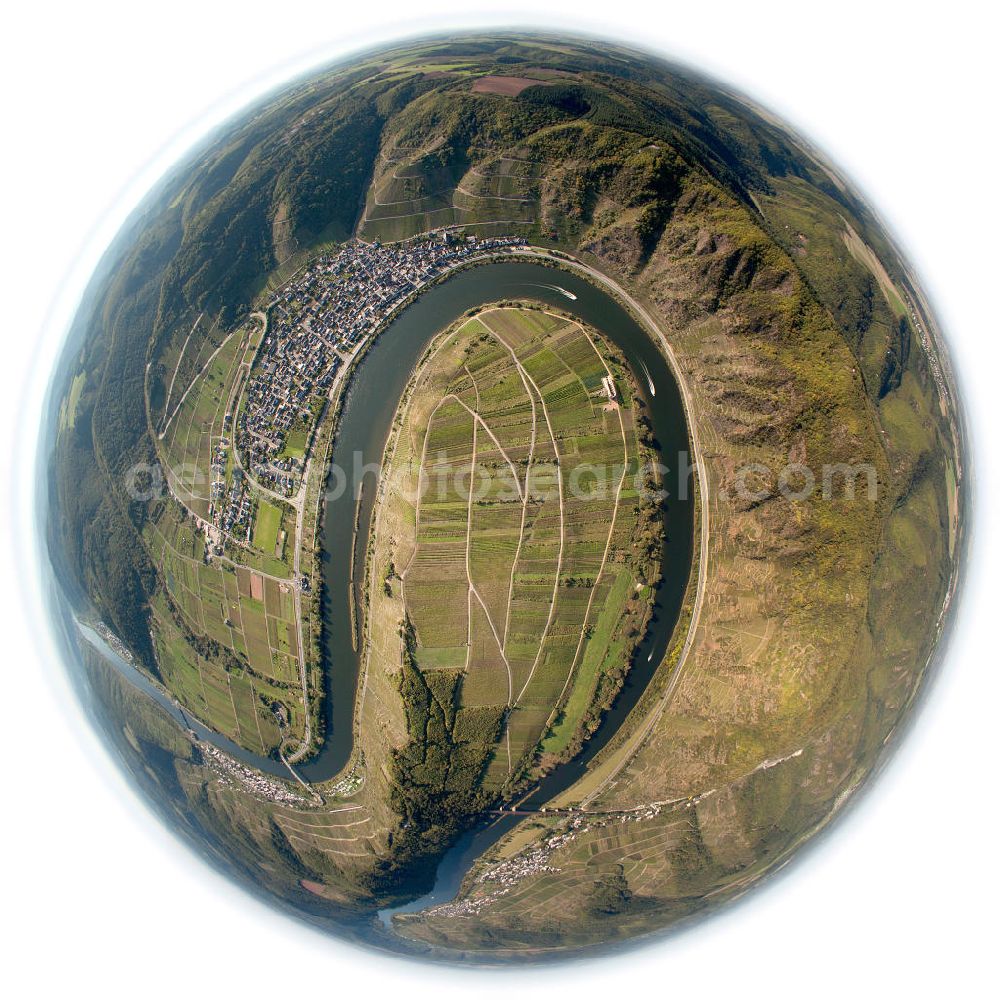 Bremm from the bird's eye view: Fish Eye- Blick auf die schönste Moselschleife bei Bremm in Rheinland-Pfalz. Die Mosel (fr.: Moselle, luxemb.: Musel) ist der längste deutsche Nebenfluss des Rheins und nach diesem die zweitwichtigste Schifffahrtsstraße Deutschlands. The beautiful Moselle River in Rhineland-Palatinate Bremm.