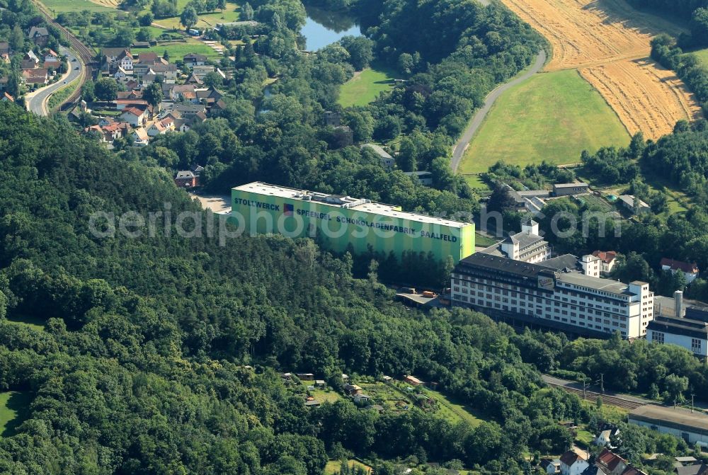 Saalfeld/Saale from above - Located along the Saale in Saalfeld in Thuringia is the last hundred years, the chocolate factory Saalfeld. In the traditional firm chocolates for the end user to be made. In recent decades, the work is connected with the brands Rotstern, Stollwerk and Sprengel. Today, the plant belongs to Barry Callebaut AG