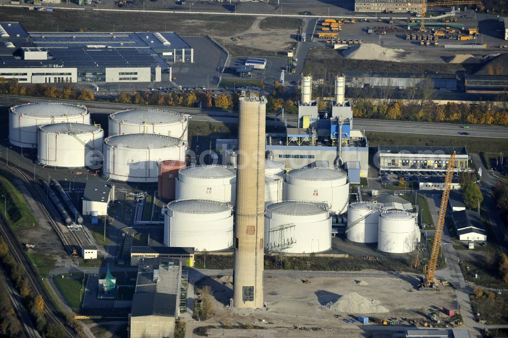 Gera from the bird's eye view: Blick auf die Abrißbaustelle der letzten Esse / Industrieschornstein im einstigen Heizkraftwerk Gera-Nord. Im Auftrag der Thüringer Landesentwicklungsgesellschaft (LEG) knabbern Industriefräsen die Reste des letzten Schornsteines ab, der einst mit zwei weiteren das Wahrzeichen Geras bildete. Demolition site of the last chimney / industrial chimney in the former power station Gera-Nord.