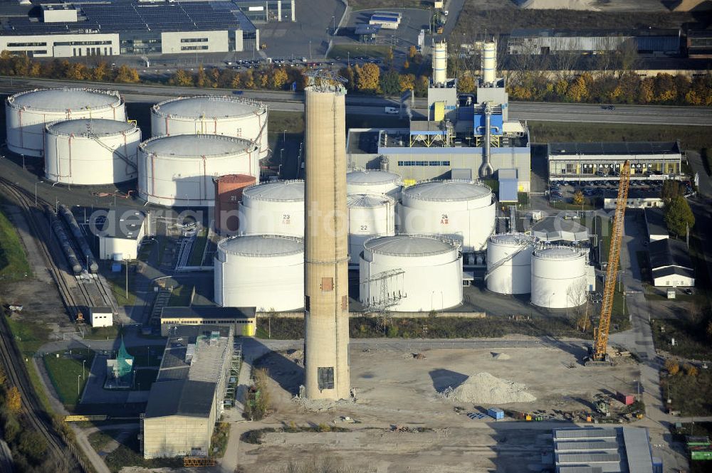 Aerial image Gera - Blick auf die Abrißbaustelle der letzten Esse / Industrieschornstein im einstigen Heizkraftwerk Gera-Nord. Im Auftrag der Thüringer Landesentwicklungsgesellschaft (LEG) knabbern Industriefräsen die Reste des letzten Schornsteines ab, der einst mit zwei weiteren das Wahrzeichen Geras bildete. Demolition site of the last chimney / industrial chimney in the former power station Gera-Nord.