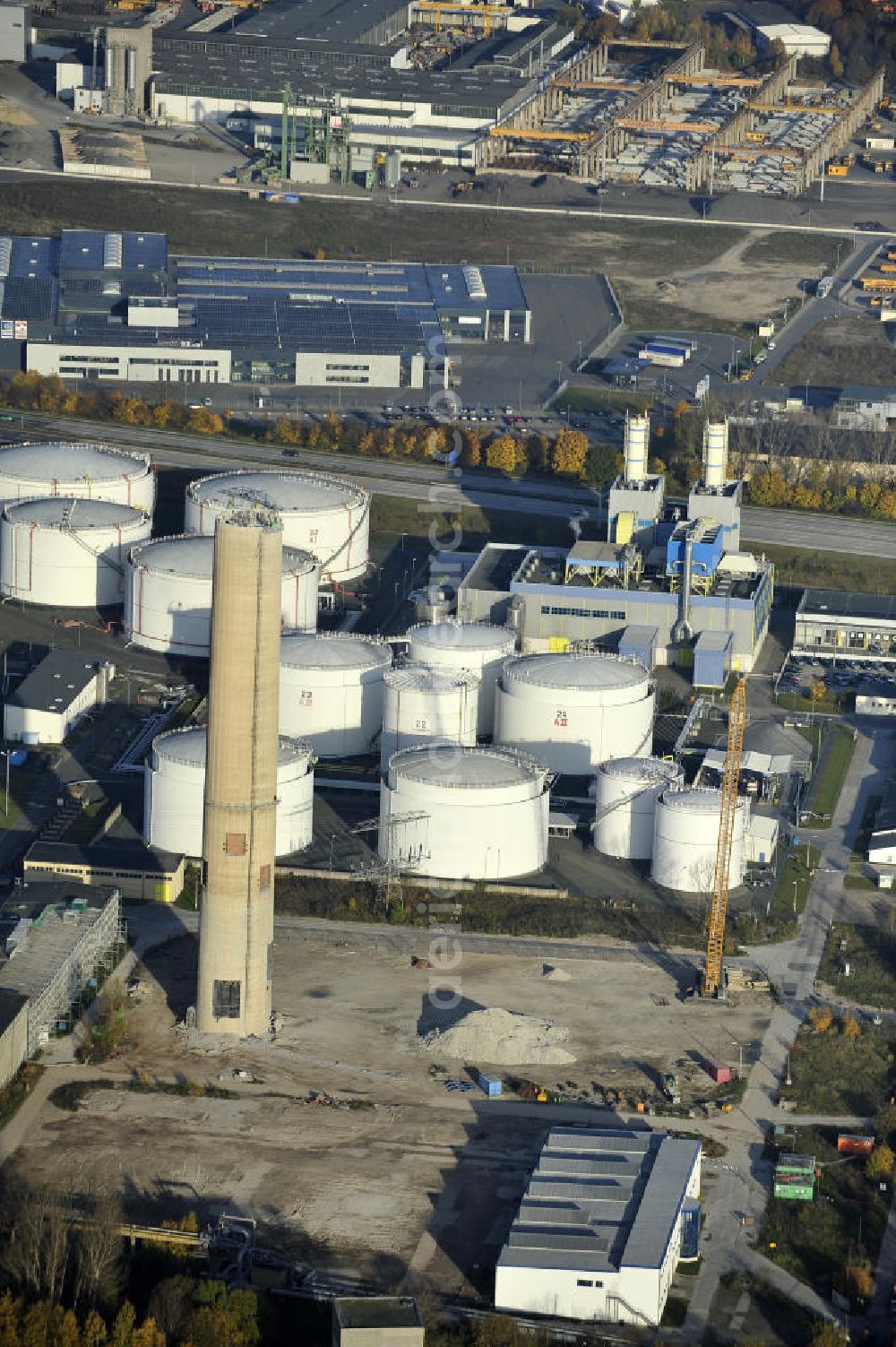 Gera from above - Blick auf die Abrißbaustelle der letzten Esse / Industrieschornstein im einstigen Heizkraftwerk Gera-Nord. Im Auftrag der Thüringer Landesentwicklungsgesellschaft (LEG) knabbern Industriefräsen die Reste des letzten Schornsteines ab, der einst mit zwei weiteren das Wahrzeichen Geras bildete. Demolition site of the last chimney / industrial chimney in the former power station Gera-Nord.