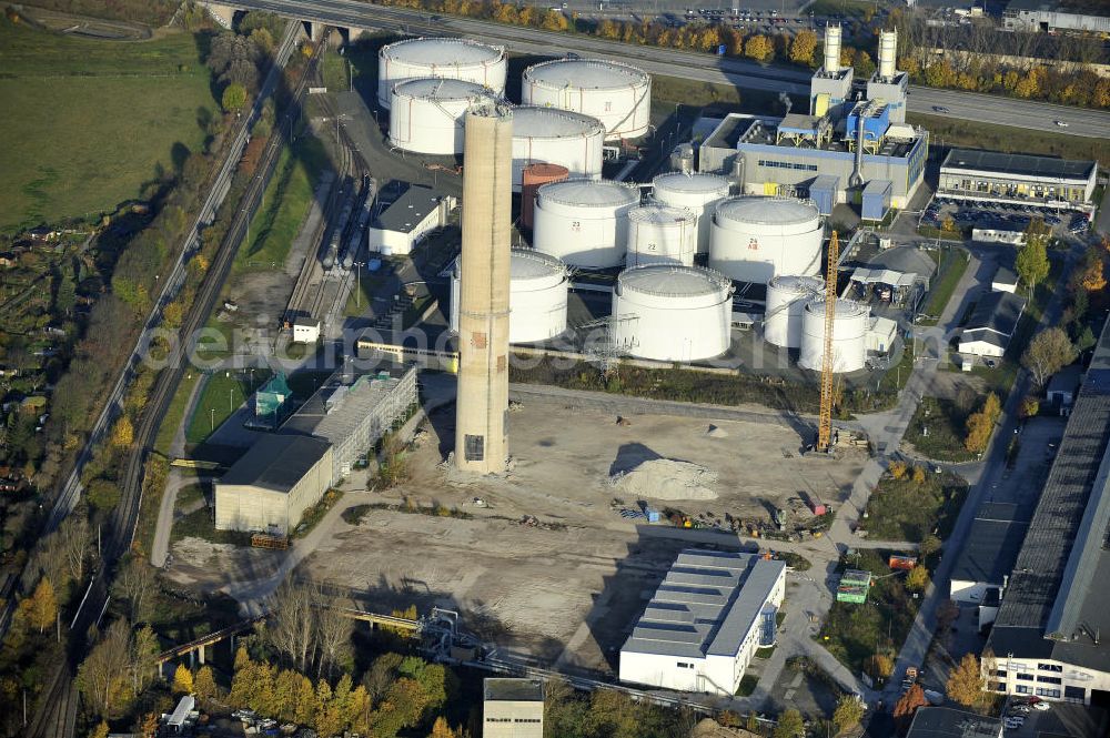 Gera from the bird's eye view: Blick auf die Abrißbaustelle der letzten Esse / Industrieschornstein im einstigen Heizkraftwerk Gera-Nord. Im Auftrag der Thüringer Landesentwicklungsgesellschaft (LEG) knabbern Industriefräsen die Reste des letzten Schornsteines ab, der einst mit zwei weiteren das Wahrzeichen Geras bildete. Demolition site of the last chimney / industrial chimney in the former power station Gera-Nord.