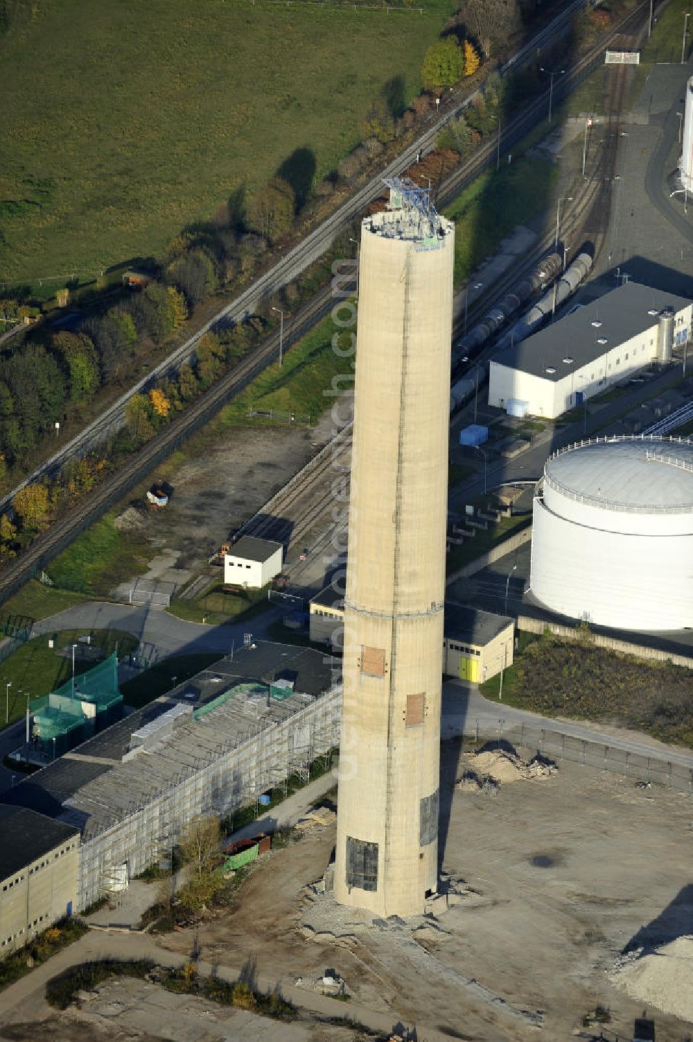 Aerial image Gera - Blick auf die Abrißbaustelle der letzten Esse / Industrieschornstein im einstigen Heizkraftwerk Gera-Nord. Im Auftrag der Thüringer Landesentwicklungsgesellschaft (LEG) knabbern Industriefräsen die Reste des letzten Schornsteines ab, der einst mit zwei weiteren das Wahrzeichen Geras bildete. Demolition site of the last chimney / industrial chimney in the former power station Gera-Nord.