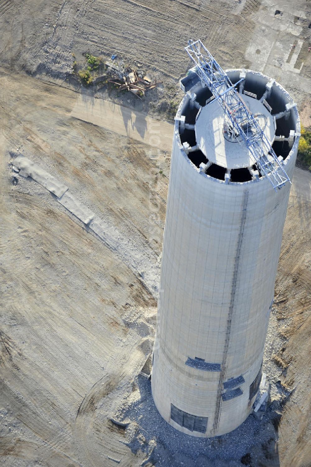 Gera from the bird's eye view: Blick auf die Abrißbaustelle der letzten Esse / Industrieschornstein im einstigen Heizkraftwerk Gera-Nord. Im Auftrag der Thüringer Landesentwicklungsgesellschaft (LEG) knabbern Industriefräsen die Reste des letzten Schornsteines ab, der einst mit zwei weiteren das Wahrzeichen Geras bildete. Demolition site of the last chimney / industrial chimney in the former power station Gera-Nord.