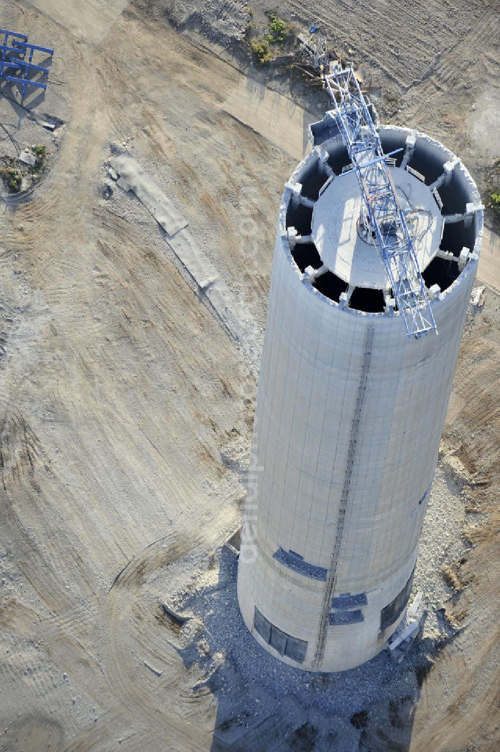 Aerial image Gera - Blick auf die Abrißbaustelle der letzten Esse / Industrieschornstein im einstigen Heizkraftwerk Gera-Nord. Im Auftrag der Thüringer Landesentwicklungsgesellschaft (LEG) knabbern Industriefräsen die Reste des letzten Schornsteines ab, der einst mit zwei weiteren das Wahrzeichen Geras bildete. Demolition site of the last chimney / industrial chimney in the former power station Gera-Nord.