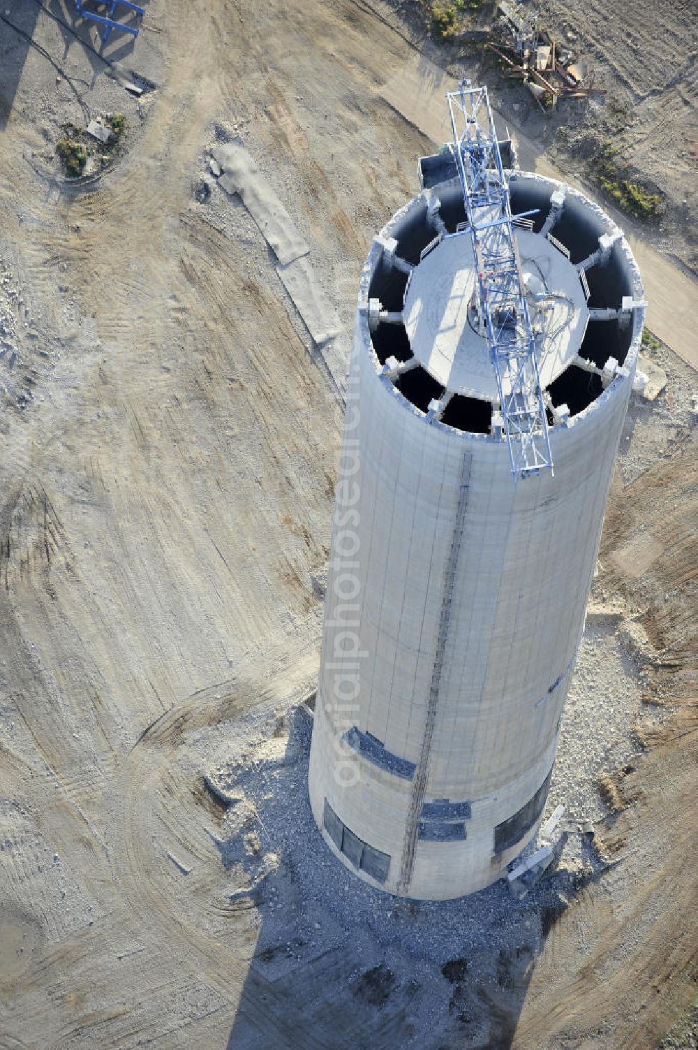 Aerial photograph Gera - Blick auf die Abrißbaustelle der letzten Esse / Industrieschornstein im einstigen Heizkraftwerk Gera-Nord. Im Auftrag der Thüringer Landesentwicklungsgesellschaft (LEG) knabbern Industriefräsen die Reste des letzten Schornsteines ab, der einst mit zwei weiteren das Wahrzeichen Geras bildete. Demolition site of the last chimney / industrial chimney in the former power station Gera-Nord.