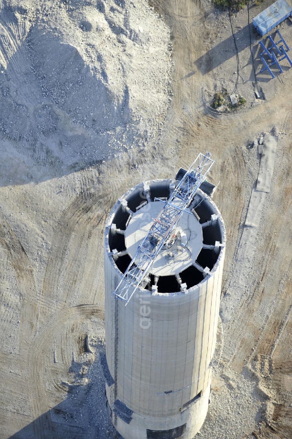 Gera from the bird's eye view: Blick auf die Abrißbaustelle der letzten Esse / Industrieschornstein im einstigen Heizkraftwerk Gera-Nord. Im Auftrag der Thüringer Landesentwicklungsgesellschaft (LEG) knabbern Industriefräsen die Reste des letzten Schornsteines ab, der einst mit zwei weiteren das Wahrzeichen Geras bildete. Demolition site of the last chimney / industrial chimney in the former power station Gera-Nord.