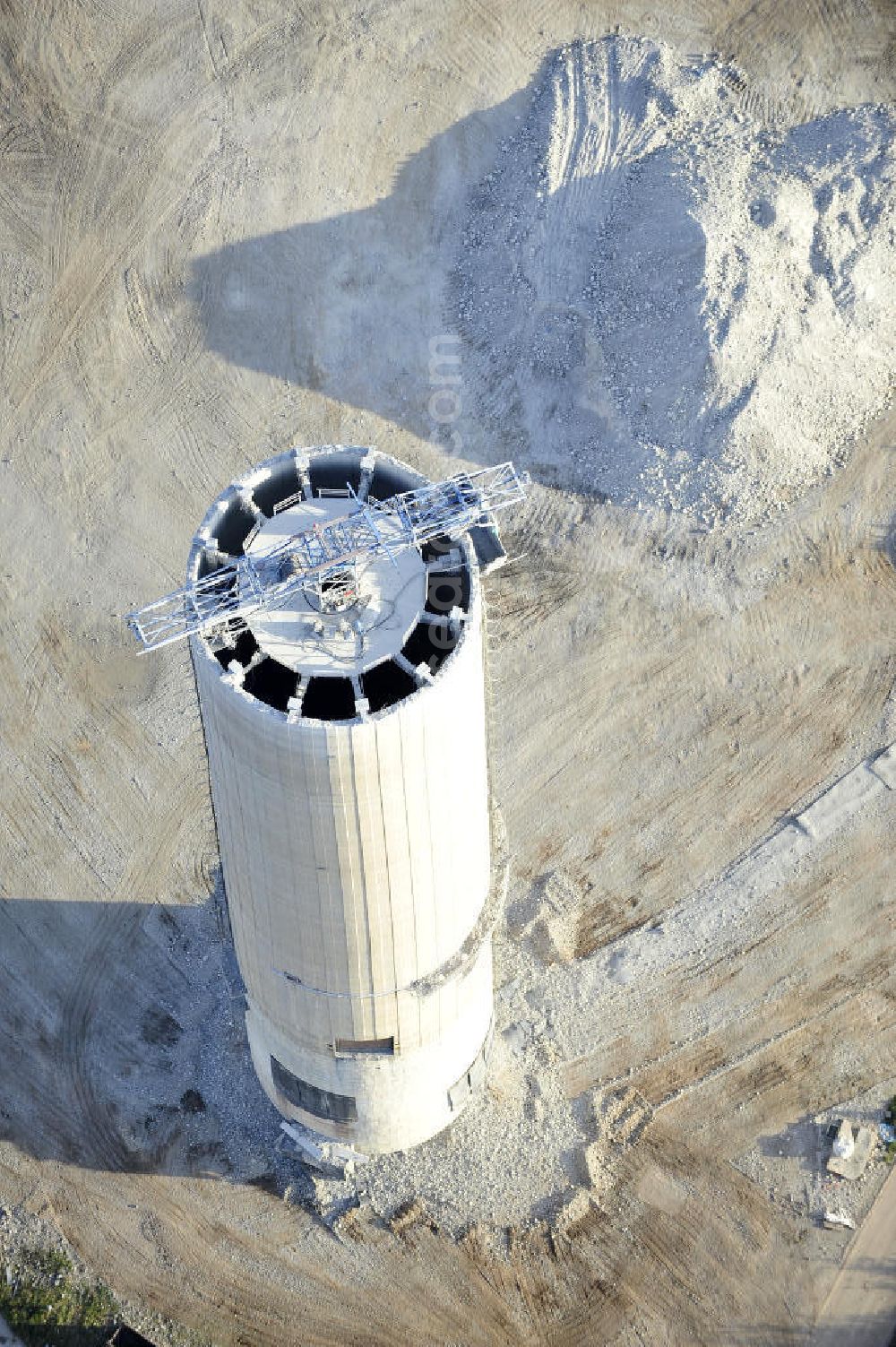 Aerial photograph Gera - Blick auf die Abrißbaustelle der letzten Esse / Industrieschornstein im einstigen Heizkraftwerk Gera-Nord. Im Auftrag der Thüringer Landesentwicklungsgesellschaft (LEG) knabbern Industriefräsen die Reste des letzten Schornsteines ab, der einst mit zwei weiteren das Wahrzeichen Geras bildete. Demolition site of the last chimney / industrial chimney in the former power station Gera-Nord.