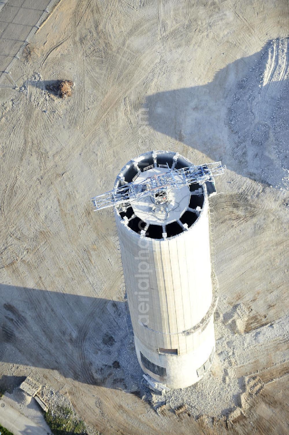 Gera from above - Blick auf die Abrißbaustelle der letzten Esse / Industrieschornstein im einstigen Heizkraftwerk Gera-Nord. Im Auftrag der Thüringer Landesentwicklungsgesellschaft (LEG) knabbern Industriefräsen die Reste des letzten Schornsteines ab, der einst mit zwei weiteren das Wahrzeichen Geras bildete. Demolition site of the last chimney / industrial chimney in the former power station Gera-Nord.