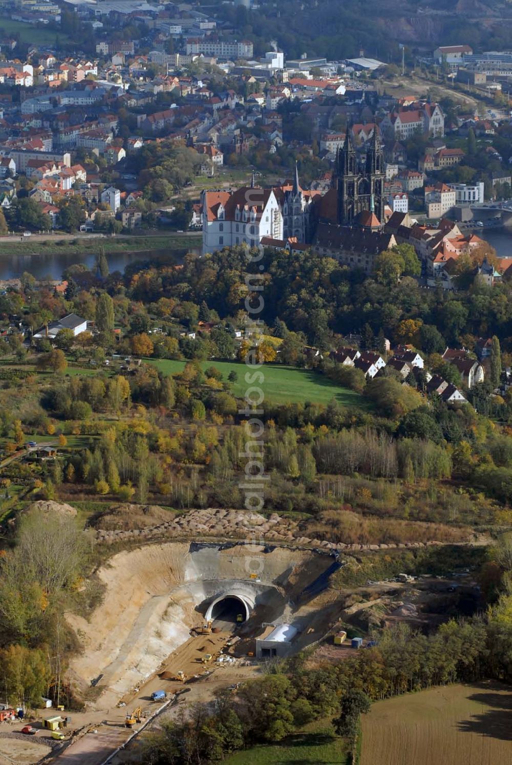 Aerial image Meißen - Blick auf die Bauarbeiten am 719 m langen Schottenbergtunnel durch die Ed. Züblin AG, Albstadtweg 3, 70567 Stuttgart - Tel.: 711 7883-0 - Telefax: 711 7883-390 - E-Mail info@zueblin.de zur Umfahrung der Stadt Meißen. Im Hintergrund befindet sich die Albrechtsburg mit Blick auf die Elbe.