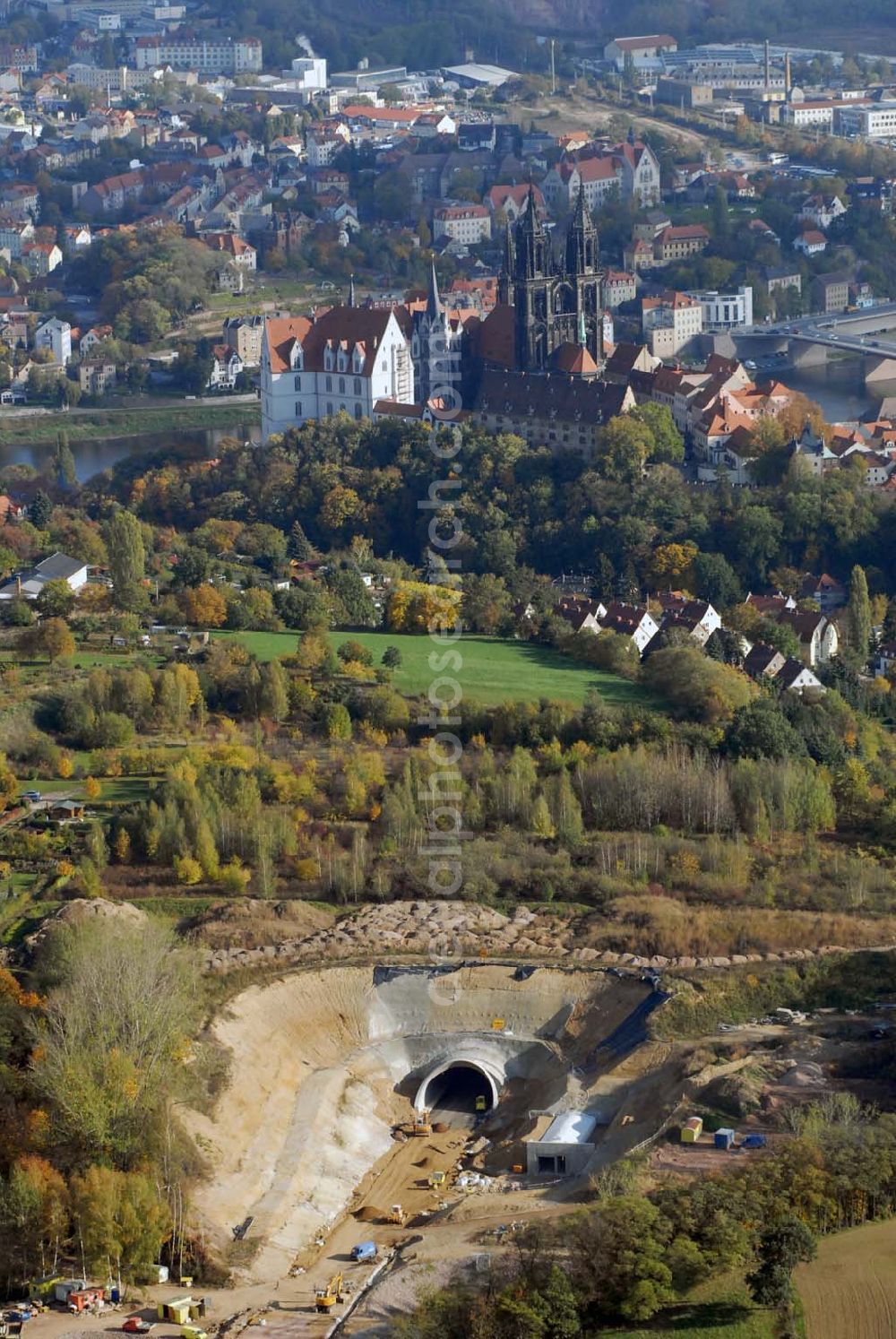 Aerial image Meißen - Blick auf die Bauarbeiten am 719 m langen Schottenbergtunnel durch die Ed. Züblin AG, Albstadtweg 3, 70567 Stuttgart - Tel.: 711 7883-0 - Telefax: 711 7883-390 - E-Mail info@zueblin.de zur Umfahrung der Stadt Meißen. Im Hintergrund befindet sich die Albrechtsburg mit Blick auf die Elbe.