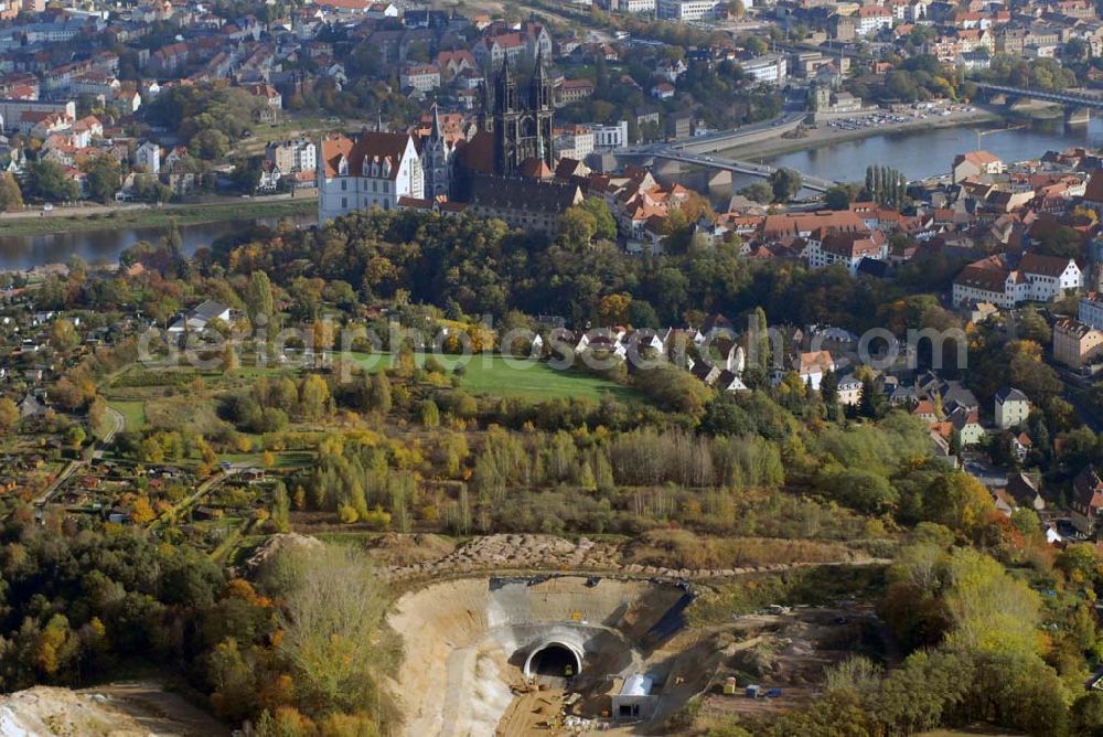 Aerial photograph Meißen - Blick auf die Bauarbeiten am 719 m langen Schottenbergtunnel durch die Ed. Züblin AG, Albstadtweg 3, 70567 Stuttgart - Tel.: 711 7883-0 - Telefax: 711 7883-390 - E-Mail info@zueblin.de zur Umfahrung der Stadt Meißen. Im Hintergrund befindet sich die Albrechtsburg mit Blick auf die Elbe.