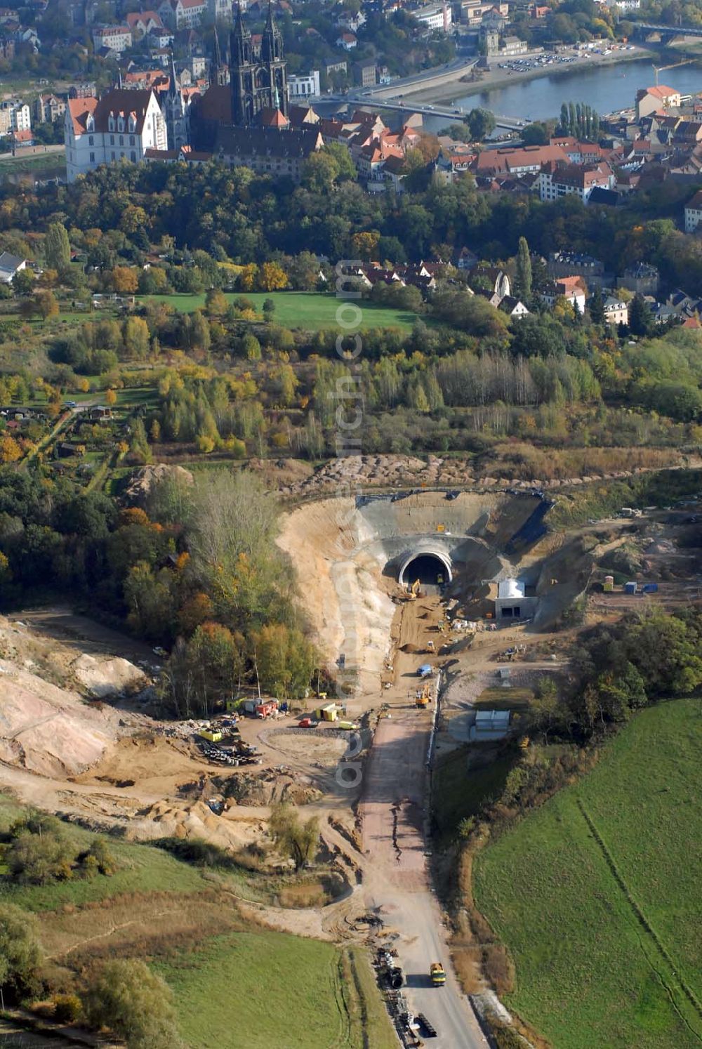 Meißen from above - Blick auf die Bauarbeiten am 719 m langen Schottenbergtunnel durch die Ed. Züblin AG, Albstadtweg 3, 70567 Stuttgart - Tel.: 711 7883-0 - Telefax: 711 7883-390 - E-Mail info@zueblin.de zur Umfahrung der Stadt Meißen. Im Hintergrund befindet sich die Albrechtsburg mit Blick auf die Elbe.