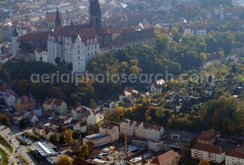 Meißen from the bird's eye view: Blick auf die Bauarbeiten am 719 m langen Schottenbergtunnel durch die Ed. Züblin AG, Albstadtweg 3, 70567 Stuttgart - Tel.: 711 7883-0 Telefax: 711 7883-390 - E-Mail info@zueblin.de zur Umfahrung der Stadt Meißen an der Leipziger Straße. Im Hintergrund befindet sich die Albrechtsburg.