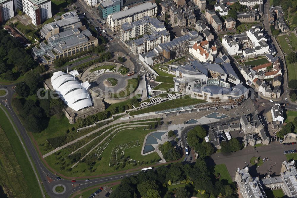 Edinburgh from above - Blick auf den Neubau des Schottischen Parlaments (rechts) und den wissenschaftlichen Themenpark Our dynamic Earth (links). Rechts unten am Bildrand ist der Holyrood Palace zu sehen, der Sitz der schottischen Könige und Residenz des britischen Königshauses. Look at the new building of the Scottish Parliament (right) and the scientific theme park Our Dynamic Earth (left). At right bottom of the image is the Holyrood Palace, the seat of Scottish kings and residence of the British royal family.