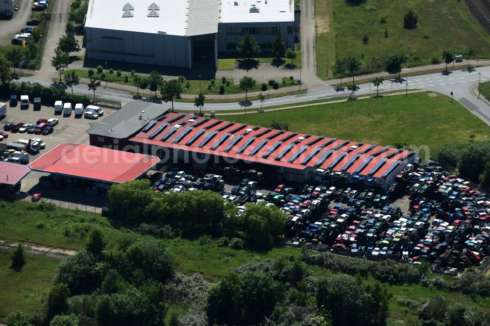 Schwerin from the bird's eye view: Scrapyard for recycling of cars cars and used vehicles with decomposition and aftermarket der Hoffmann & Berger OHG on Carl-von-Linde-Strasse in Schwerin in the state Mecklenburg - Western Pomerania