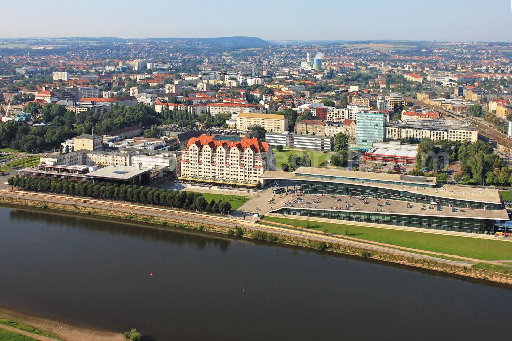 Dresden from above - Blick über die Elbe auf den Sächsischen Landtag und das Maritim Hotel & Internationales Congress Center Dresden am Elbufer in der Wilsdruffer Vorstadt in Dresden, Sachsen. View over the Elbe river on the Saxon state parliament and the Maritim Hotel & International Congress Centre Dresden on the riverside in Dresden-Wilsdruffer Vorstadt, Saxony.