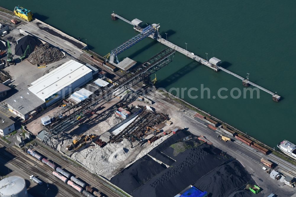 Aerial photograph Birsfelden - Wharves and jetties marine inland waterway with loading of building materials, earth, gravel, stones or other materials in the inner harbor at the river Rhine in Birsfelden in the canton Basle-Landschaft, Switzerland