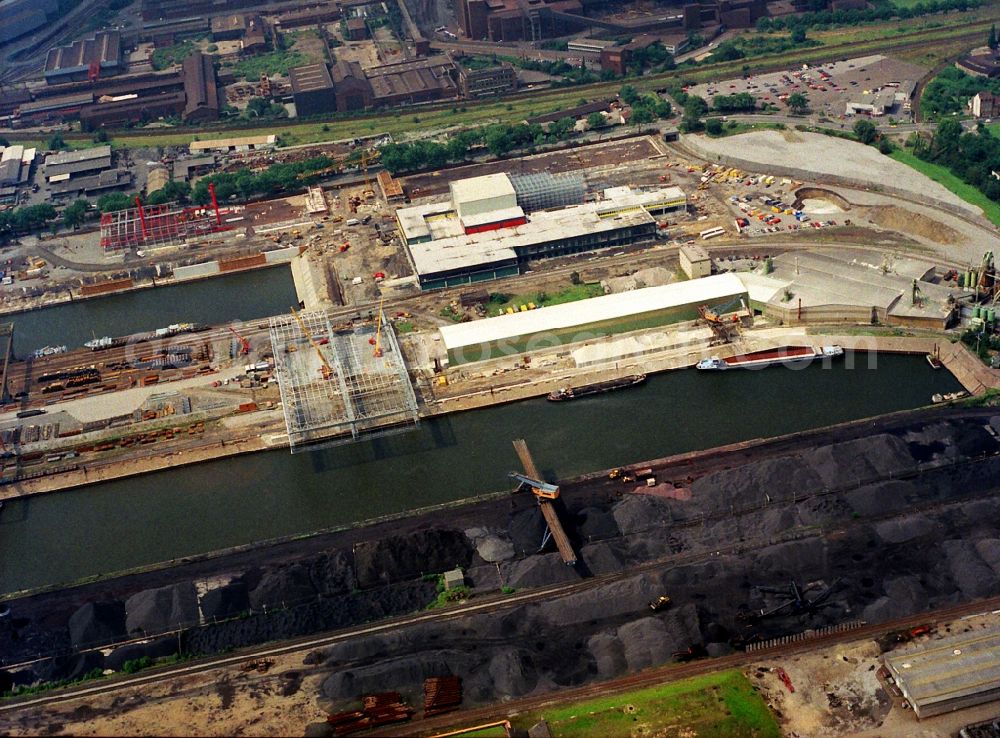 Duisburg from the bird's eye view: Wharves and jetties marine inland waterway with loading of building materials, earth, gravel, stones or other materials in the inner harbor in Duisburg in the state North Rhine-Westphalia