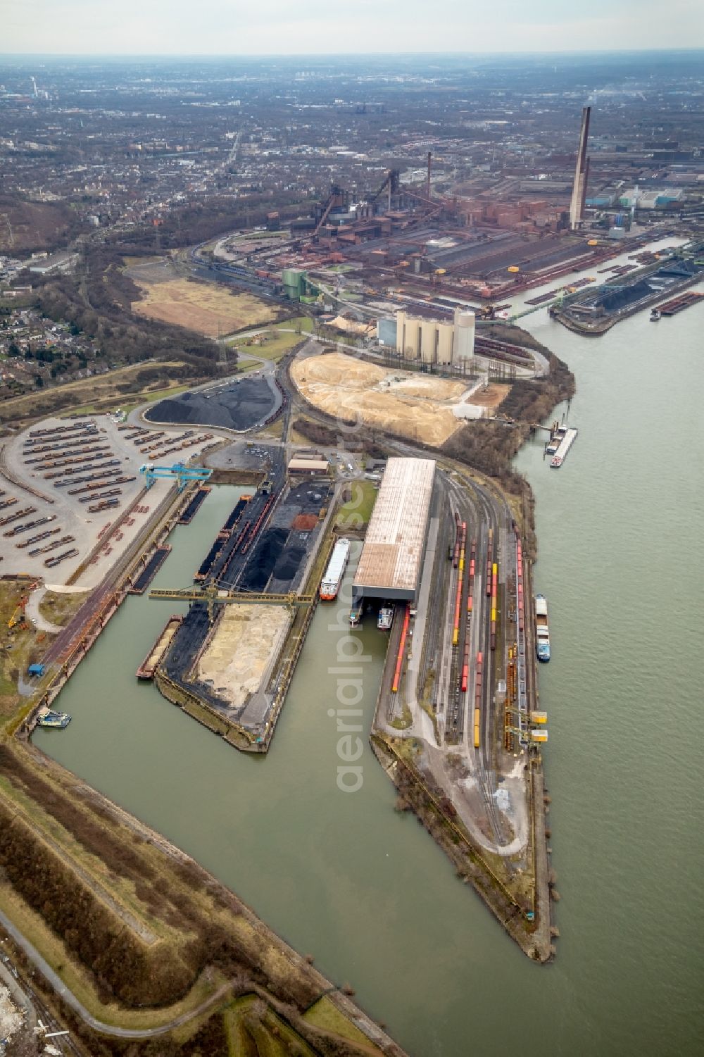 Duisburg from above - Wharves and jetties marine inland waterway with loading of building materials, earth, gravel, stones or other materials in the inner harbor in Duisburg in the state North Rhine-Westphalia, Germany