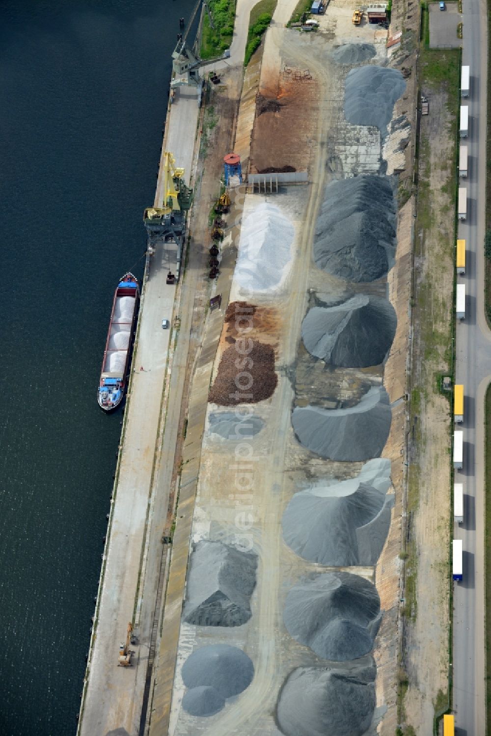 Aerial image Lübeck - Wharves and jetties marine inland waterway with loading of building materials, earth, gravel, stones or other materials in the inner harbor in Luebeck in the state Schleswig-Holstein