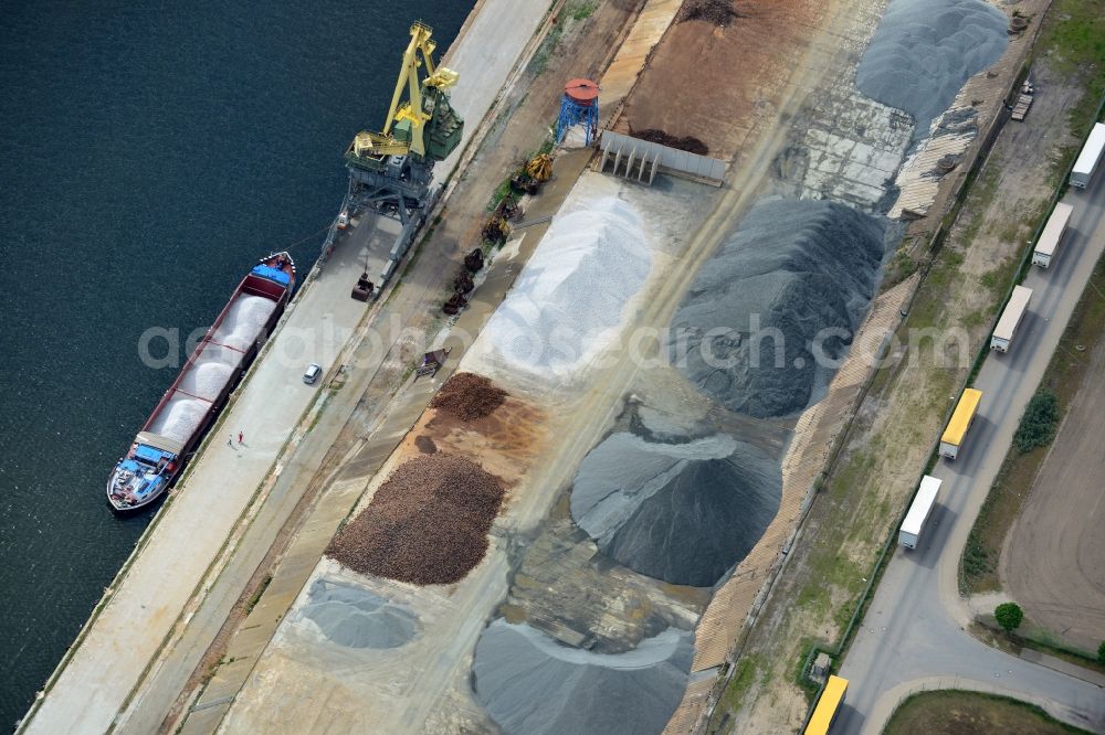 Aerial photograph Lübeck - Wharves and jetties marine inland waterway with loading of building materials, earth, gravel, stones or other materials in the inner harbor in Luebeck in the state Schleswig-Holstein