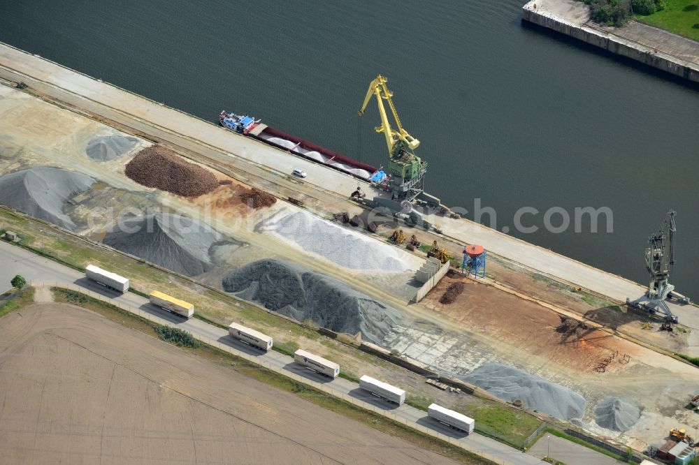 Lübeck from the bird's eye view: Wharves and jetties marine inland waterway with loading of building materials, earth, gravel, stones or other materials in the inner harbor in Luebeck in the state Schleswig-Holstein