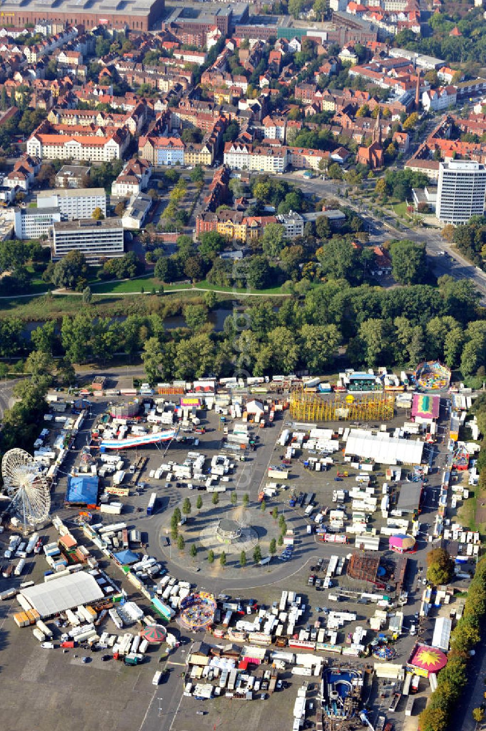 Aerial image Hannover - Das Schützenfest Hannover in Niedersachsen findet jährlich auf dem Schützenplatz für etwa 10 Tage statt. The marksmen's festival in Hannover is every year between 10 days.