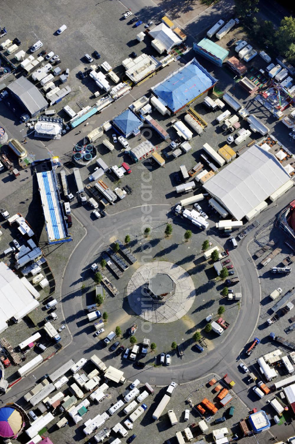 Hannover from above - Blick auf den Schützenplatz im Stadtteil Calenberger Neustadt in Hannover. Der Schützenplatz wurde ursprünglich als Exerzierpaltz einer benachbarten Kaserne angelegt und ist Heute einer der größten Festplätze Deutschlands. View to the Schützenplatz in the district Calenberger Neustadt in Hannover. The Schützenplatz was created as an parade ground for an contigious barrack and is now one of the largest festival grounds in Germany.