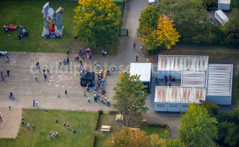 Aerial photograph Fröndenberg/Ruhr - Participants in the school festival on the grounds of the Gesamtschule Froendenberg Im Wiesengrund in Froendenberg/Ruhr in the state North Rhine-Westphalia, Germany