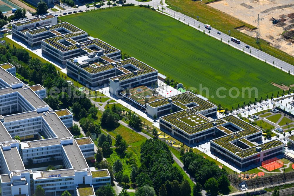 München from the bird's eye view: School building on Ottostrasse - Mitterfeldallee in Unterfoehring in the state Bavaria, Germany