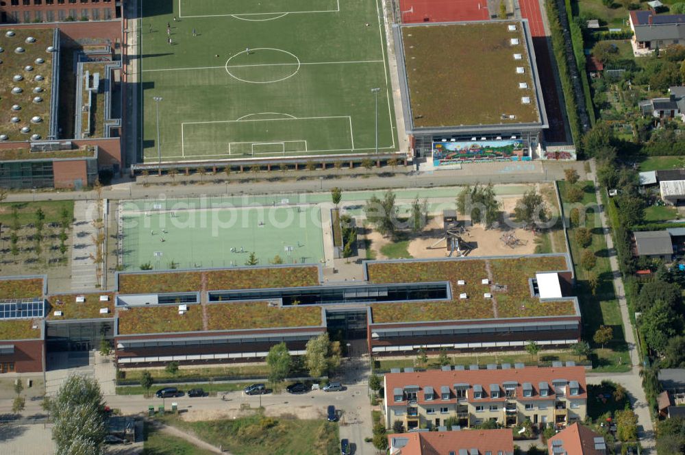 Berlin from above - Blick auf die Schule am Hohen Feld und die Robert-Havemann-Schule, in Karow.