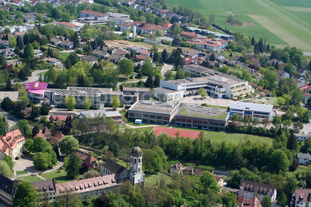 Sinsheim from the bird's eye view: Blick auf die Realschule (links) und das Wilhelmi-Gymnasium in Sinsheim (http://wilhelmi-sinsheim.de).