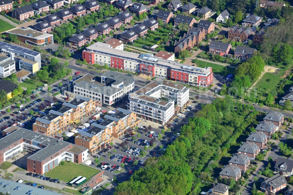 Aerial image Kleinmachnow - School, residential area and shopping facilities in Kleinmachnow in the state of Brandenburg. Several important facilities and infrastructure buildings are located on Foerster-Funke-Allee. They include Maxim-Gorki-School, several shops and grocery stores as well as multi-family homes in the background. The area is widely green and covered in trees and parks