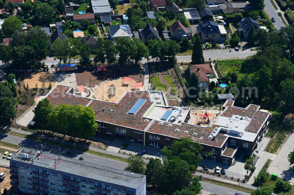 Bernau from the bird's eye view: School building Evangelical Elementary School on Ladeburger Chaussee in Bernau in the state Brandenburg, Germany