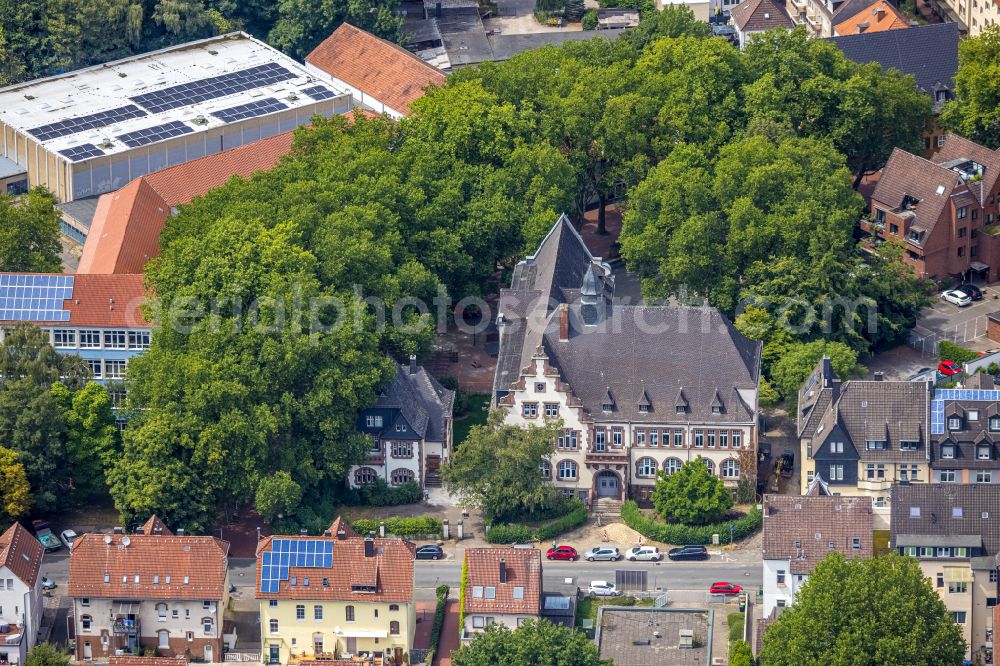 Aerial photograph Castrop-Rauxel - School building of the Adalbert-Stifter-Gymnasium on street Viktoriastrasse - Leonhardstrasse in Castrop-Rauxel at Ruhrgebiet in the state North Rhine-Westphalia, Germany