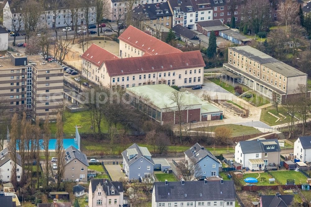 Aerial photograph Bottrop - School building of the Albert-Schweitzer-Grundschule on Prosperstrasse in Bottrop at Ruhrgebiet in the state North Rhine-Westphalia, Germany