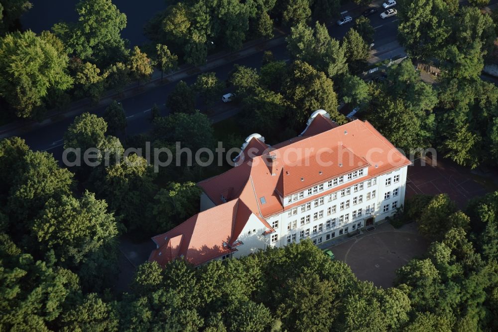 Aerial image Berlin - School building of the Alfred-Nobel-Schule in district Britz in Berlin