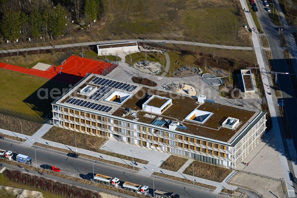 München from above - School building of the on Aubinger Allee - Hoehrweg in the district Aubing in Munich in the state Bavaria, Germany