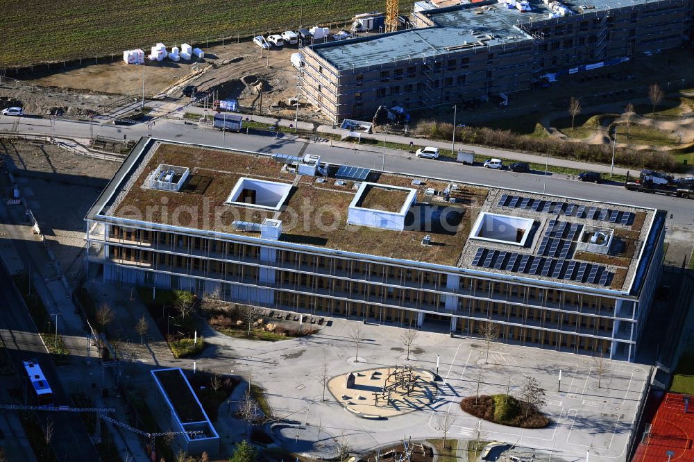 München from the bird's eye view: School building of the on Aubinger Allee - Hoehrweg in the district Aubing in Munich in the state Bavaria, Germany