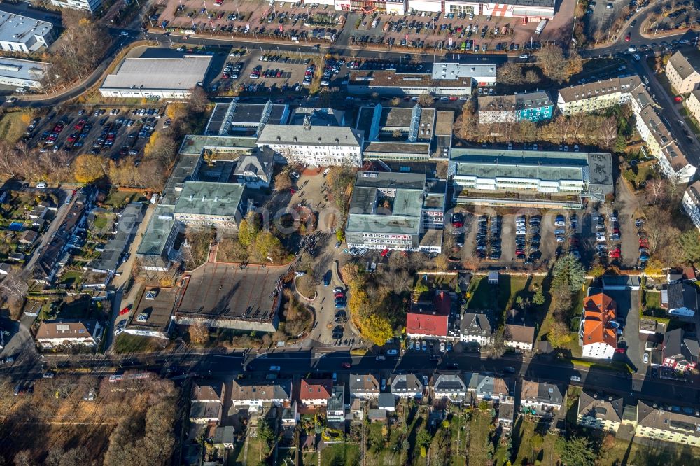 Aerial photograph Lüdenscheid - School building of the Berufskolleg fuer Technik on Raithelplatz in Luedenscheid in the state North Rhine-Westphalia, Germany