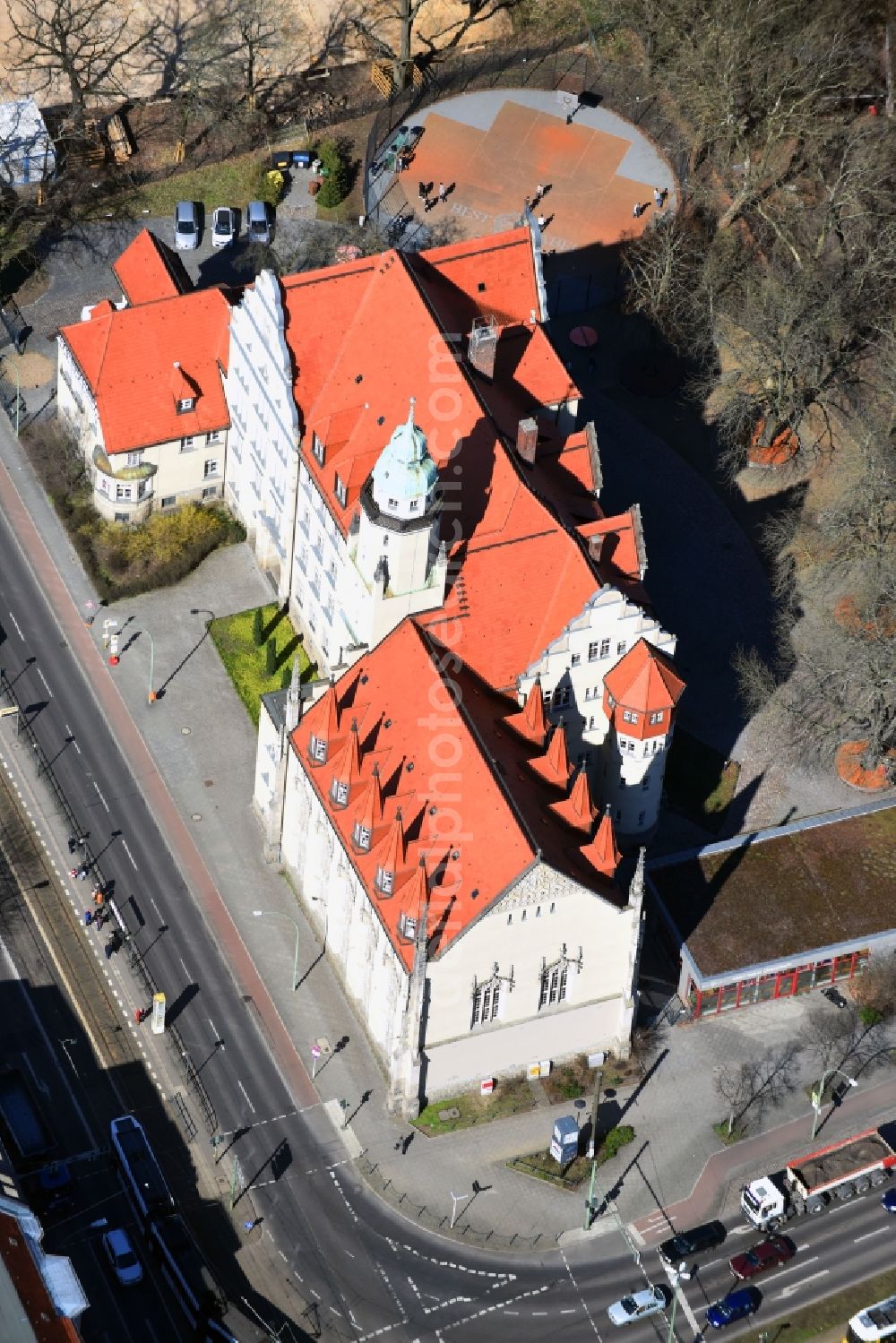 Berlin from the bird's eye view: School building of the BEST-Sabel-Oberschule on Lindenstrasse in the district Koepenick in Berlin