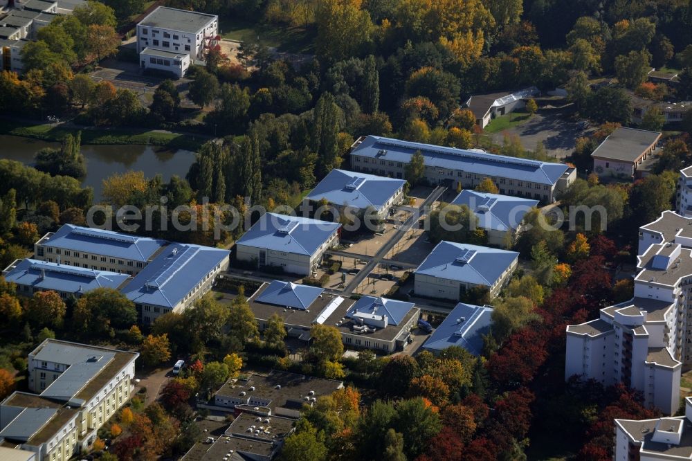 Berlin from the bird's eye view: School building of the Bettina-von-Armin-Oberschule in the Maerkischen Viertel at the Senftenbergring in Berlin in the state Berlin