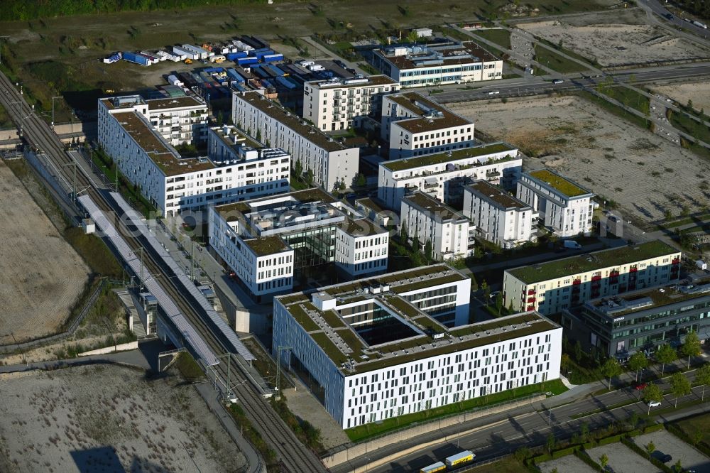 München from the bird's eye view: School building of the on Helmut-Schmidt-Allee - Aubinger Allee in the district Bildungscampus Freiham in Munich in the state Bavaria, Germany