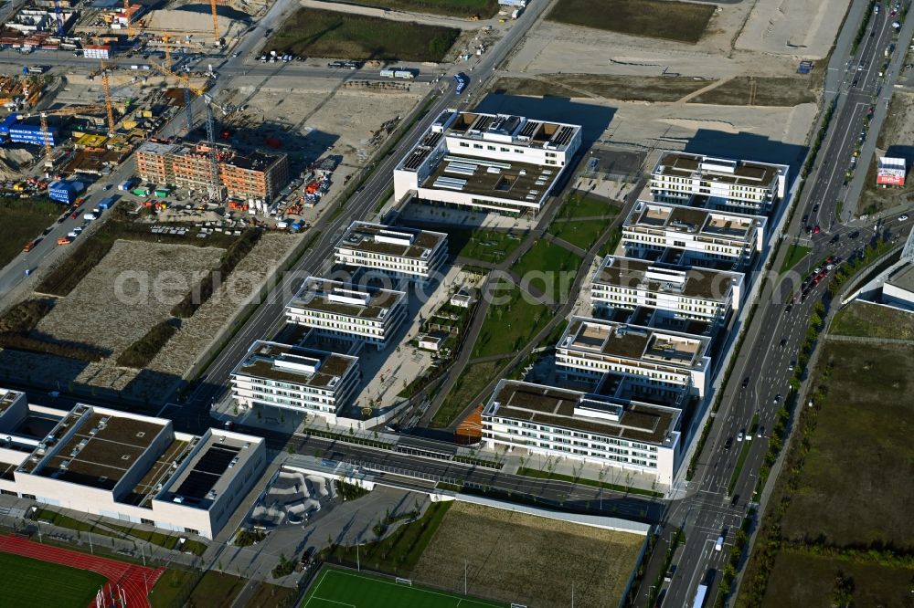 München from the bird's eye view: School building of the on Helmut-Schmidt-Allee - Aubinger Allee in the district Bildungscampus Freiham in Munich in the state Bavaria, Germany