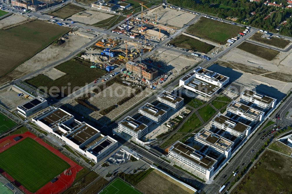 Aerial image München - School building of the on Helmut-Schmidt-Allee - Aubinger Allee in the district Bildungscampus Freiham in Munich in the state Bavaria, Germany