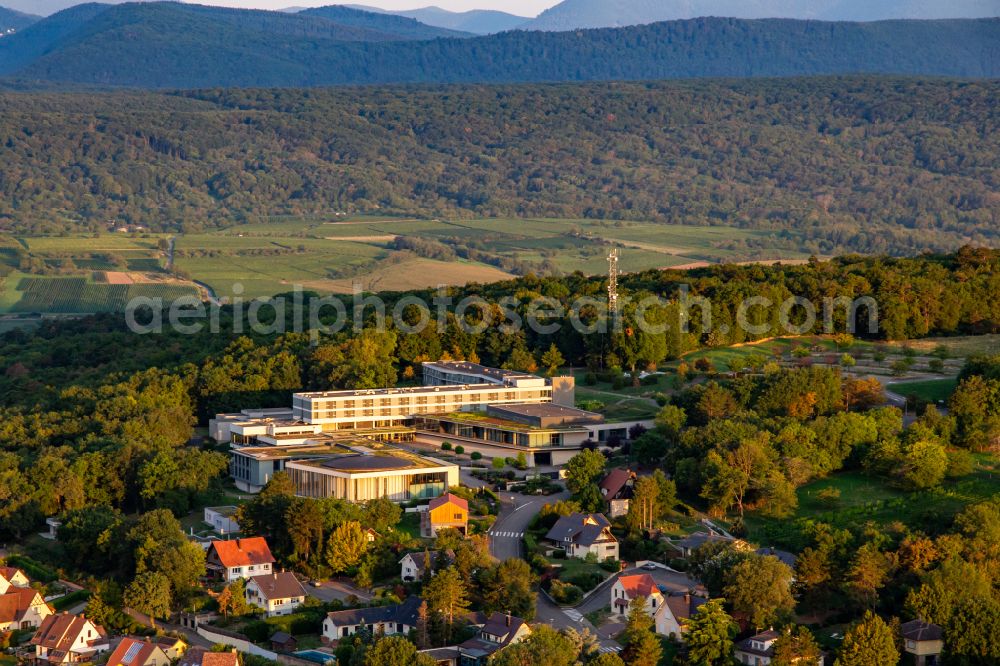 Aerial photograph Bischoffsheim - School building of the Le Bischenberg on street Rue Raiffeisen in Bischoffsheim in Grand Est, France
