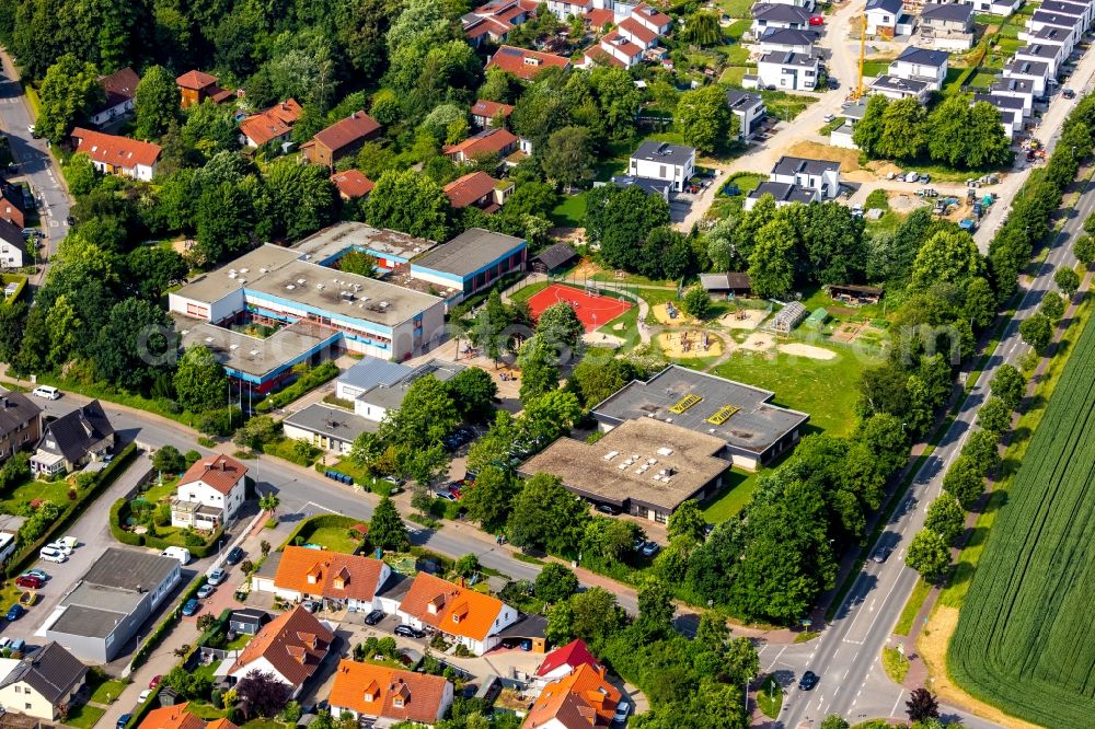 Soest from above - School building of the Bodelschwinghschule and of Jacob-Grimm-Schule Vor dem Schueltingertor in Soest in the state North Rhine-Westphalia, Germany