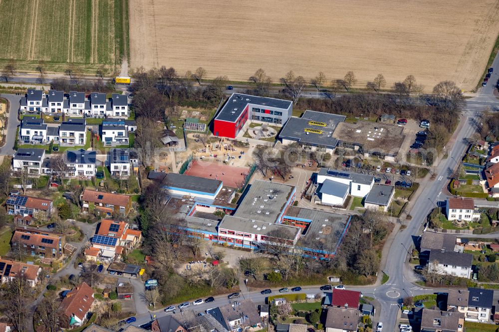 Aerial image Soest - School buildings of the Bodelschwinghschule and the Jacob-Grimm-Schule Vor dem Schueltingertor in Soest in the state North Rhine-Westphalia, Germany