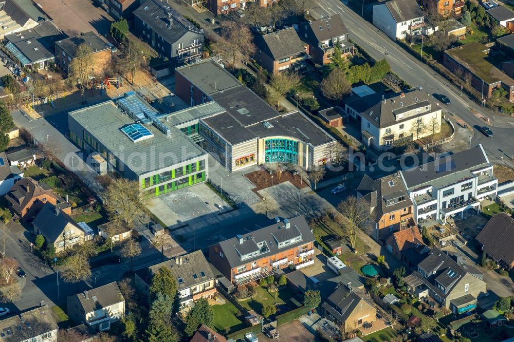 Aerial photograph Dinslaken - School building of the Bruchschule on Hedwigstrasse in Dinslaken in the state North Rhine-Westphalia, Germany